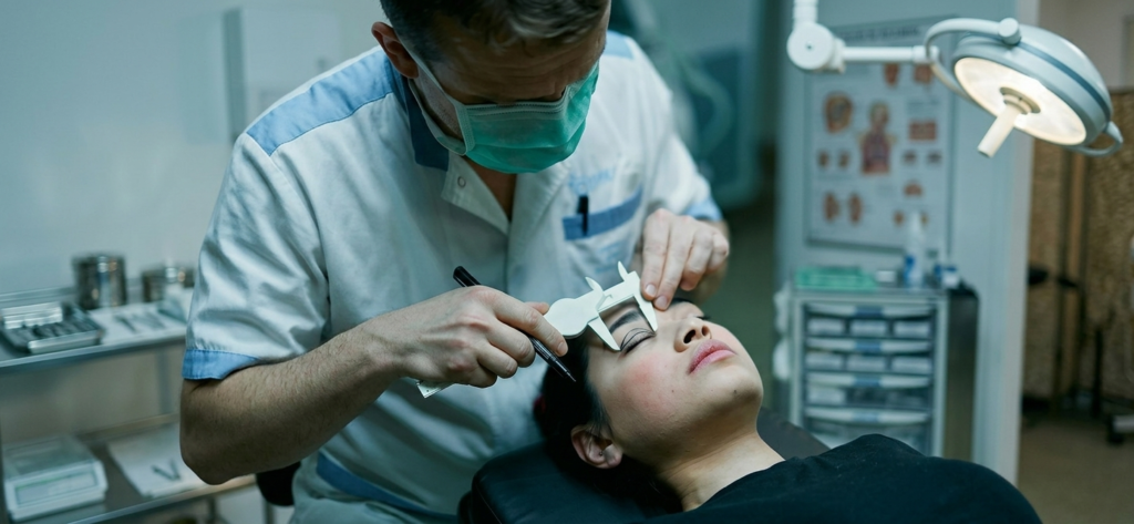 Doctor prepairs woman for eyelid surgery in turkey