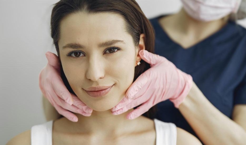 woman getting prepared for Mini Facelift in Turkey