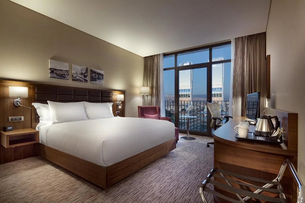 Suite with city view